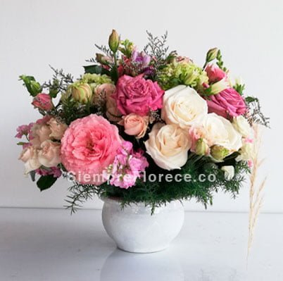 arreglo-floral-con-rosas-del-jardin-claveles-mini-rosa-pino-y-base-artesanal
