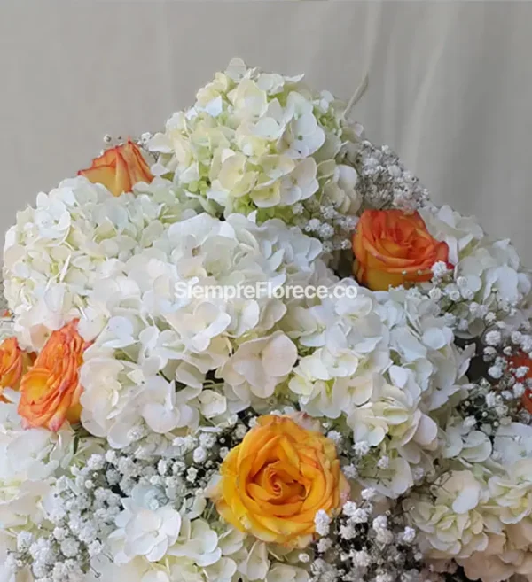 arreglo-de-flores-con-hortensias-blancas-y-rosas-naranjas-Floristería-Florece-Cali