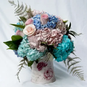 arreglo-flora-con-hortensias-azules-y-rosas-rosadas