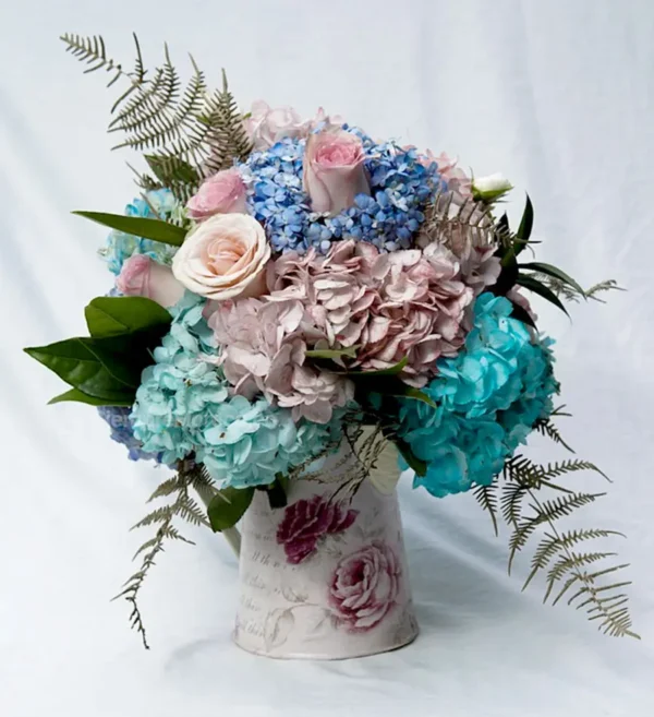 arreglo-flora-con-hortensias-azules-y-rosas-rosadas