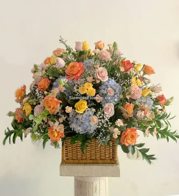 arreglo-floral-con-rosas-hortensias-minirosa-en-canasta-grande-cali