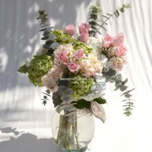 arreglo-floral-de-lujo-en-base-de-vidrio-con-hortensias-rosas-eucalipto-cali