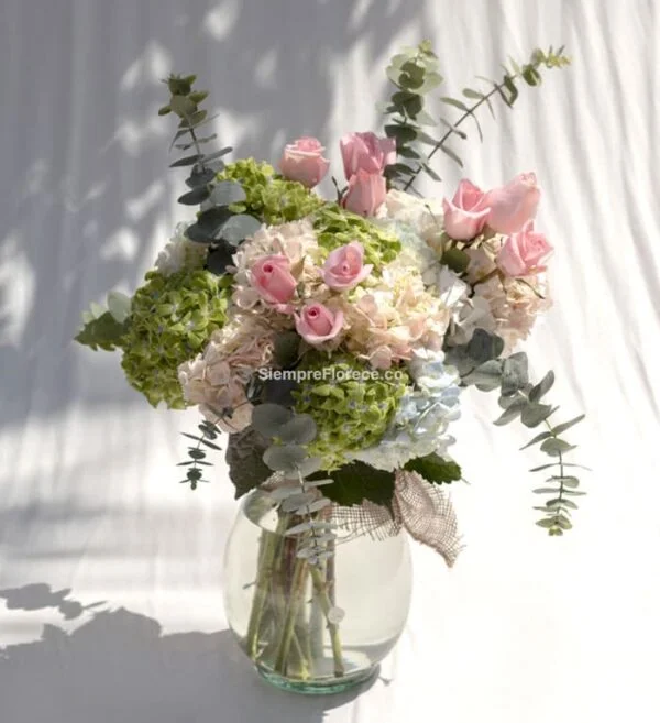 arreglo-floral-de-lujo-en-base-de-vidrio-con-hortensias-rosas-eucalipto-cali