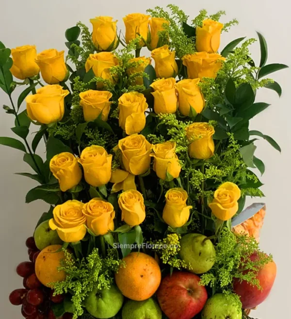 arreglo-floral-de-rosas-amarillas-y-frutas-cali-colombia