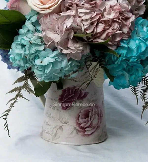 arreglo floral pequeno con hortensias y rosas a domicilio