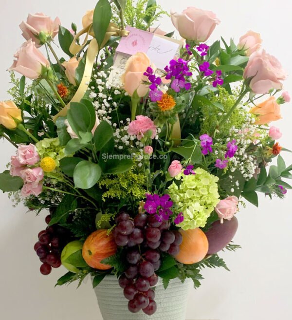 arreglo frutal con rosas hortensias rosas cali