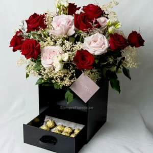 arreglo-floral-en-caja-con-chocolates-con-rosas-rojas-y-rosadas