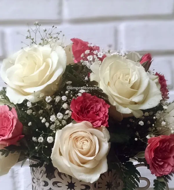 arreglo floral hermoso con rosas blancas y calveles rojos cali