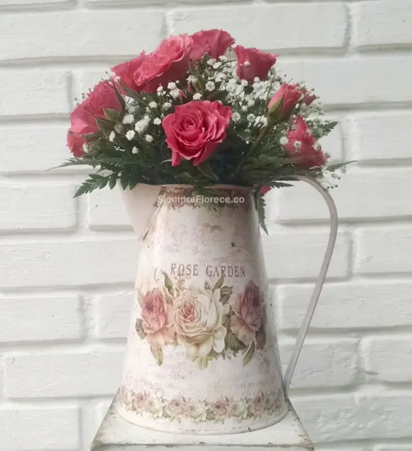 arreglo-floral-vintage-con-rosas-rosadas-calveles-y-perlita-cali