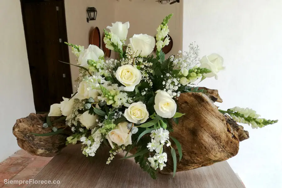 arreglo-floral-exotico-para-cumpleaños-con-rosas-blancas