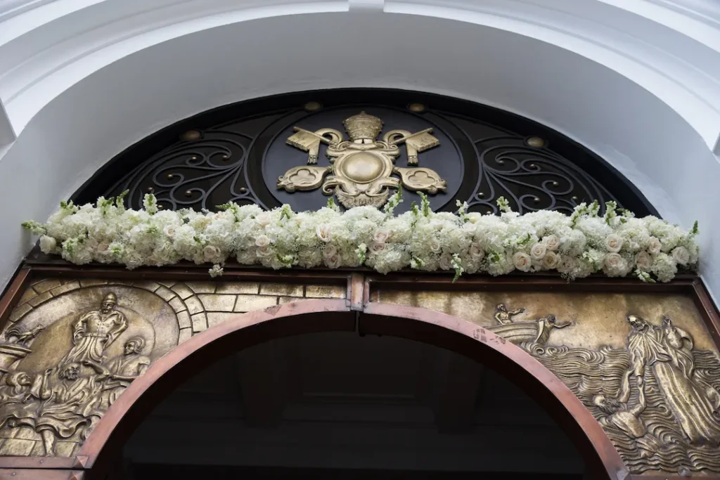 decoracion puerta iglesia