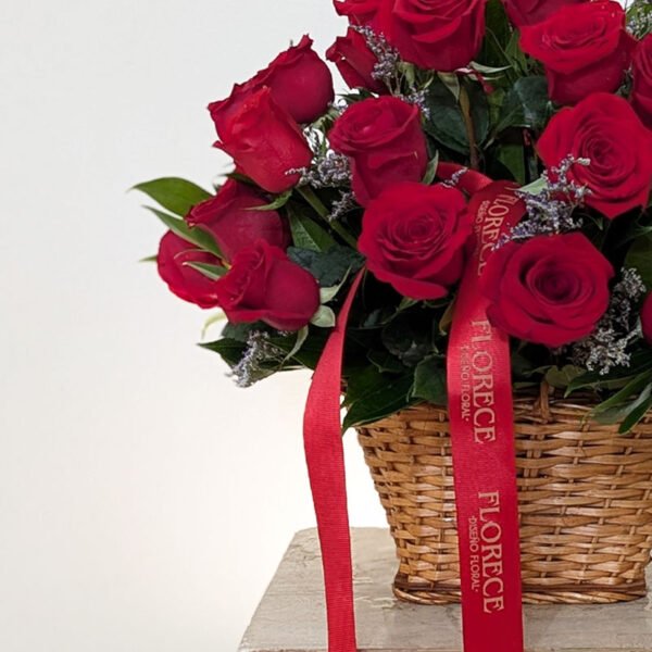Galilea: Arreglo Floral con Rosas Rojas Premium en Canasta Artesanal - Imagen 2